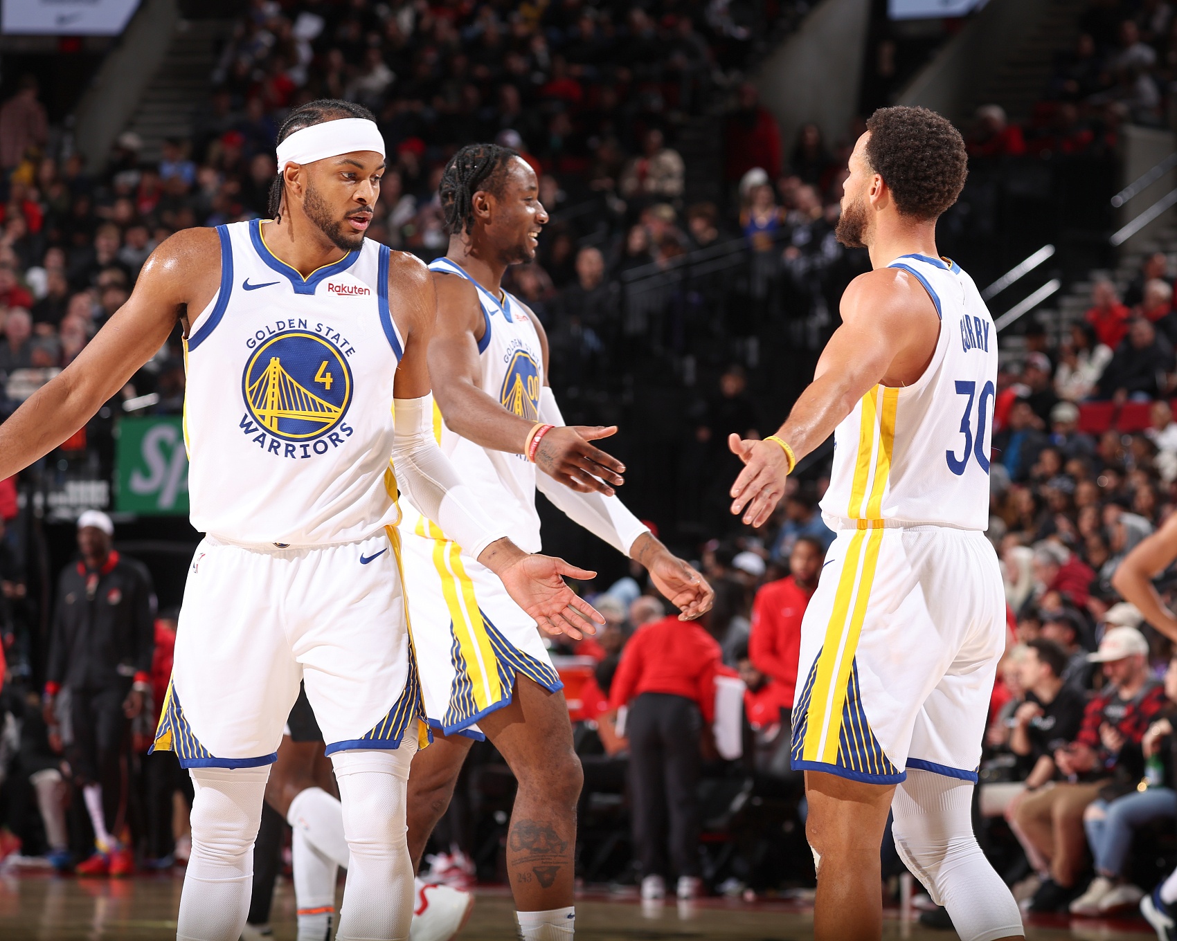 乐竞体育网址-库里谈穆迪：他的三分非常有帮助 他不在乎命中率&amp;投篮没有压力